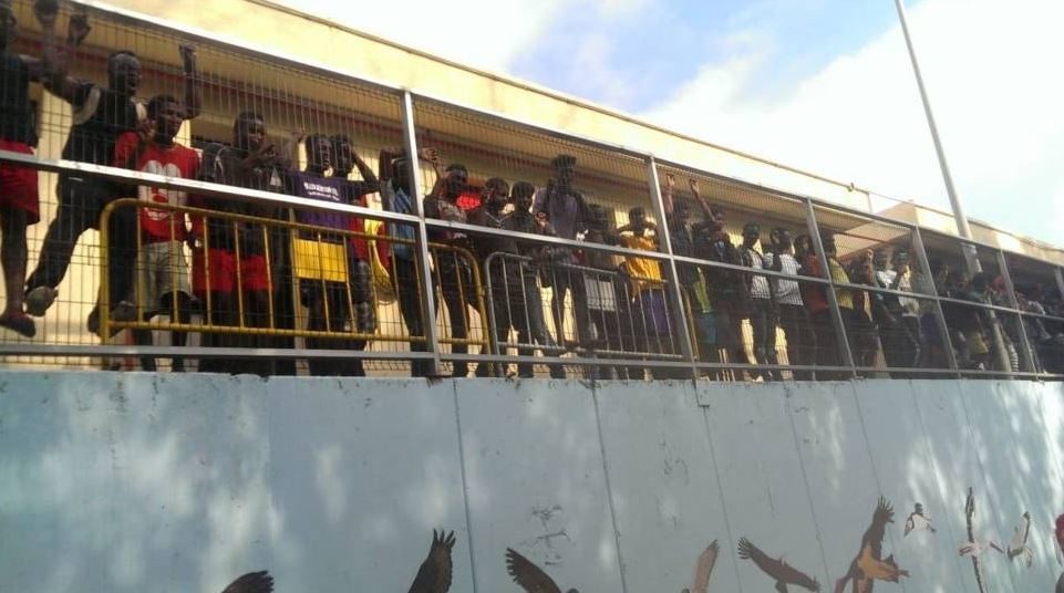 Alrededor de 200 inmigrantes subsaharianos han logrado saltar la valla fronteriza que separa Ceuta de Marruecos.