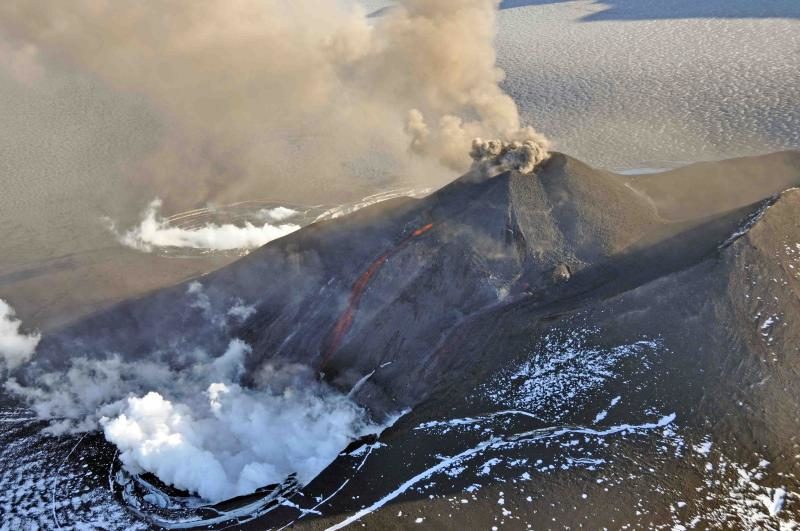 National Geographic Society. Game McGimsey/Alaska Volcano Observatory/U.S. Geological Survey.