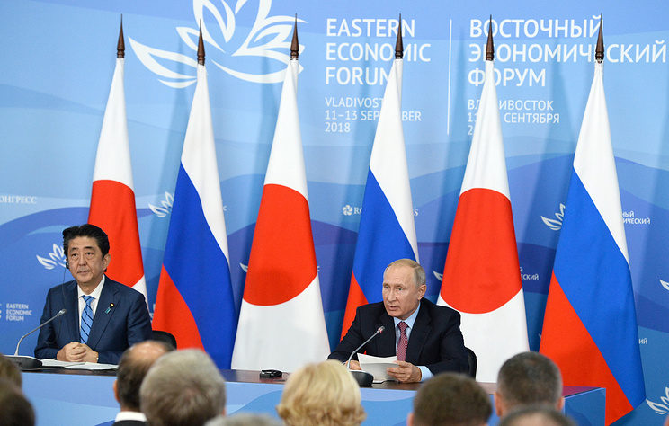 Japan's Prime Minister Shinzo Abe (L) and Russia’s President Vladimir Putin