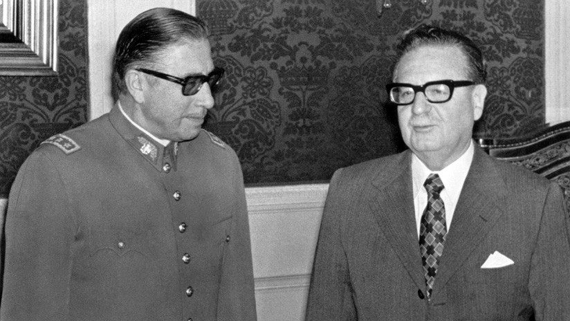 Augusto Pinochet (izquierda) y Salvador Allende (derecha) el 23 de agosto de 1973.
