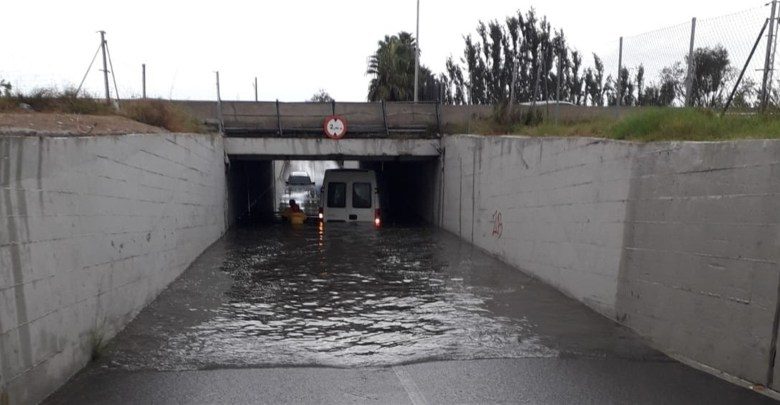 Furgoneta atrapada en un túnel de Alfafar, Valencia.