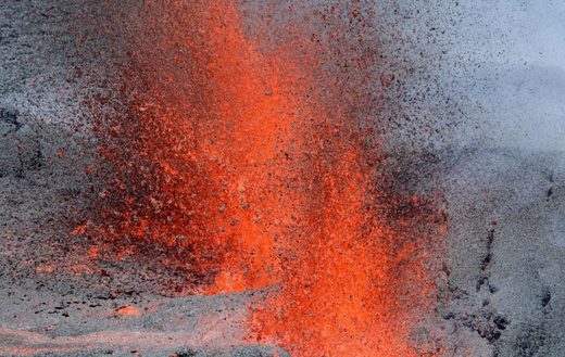 La lava entra en erupción de los cráter Rivals y f