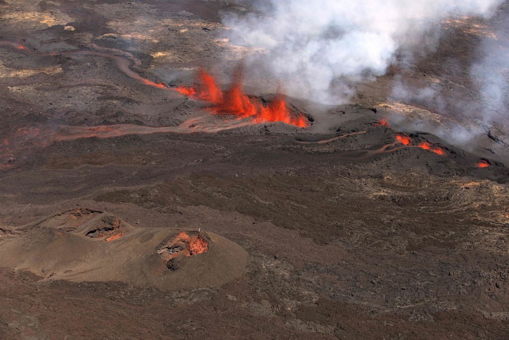 La lava entra en erupción de los cráter Rivals y fluye por la cara sur del volcán Piton el 15 de septiembre de 2018 en la isla de Reunión del Océano Índico, según el Observatorio del Volcán Furnace Piton (OVPF).