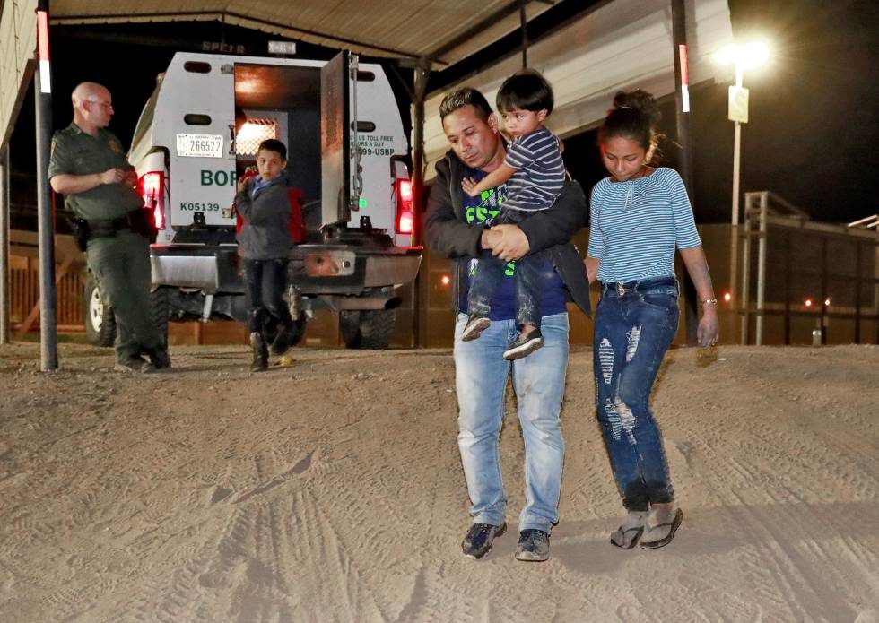niños,migración,Imagen de una familia de Honduras detenida en la frontera de Estados Unidos