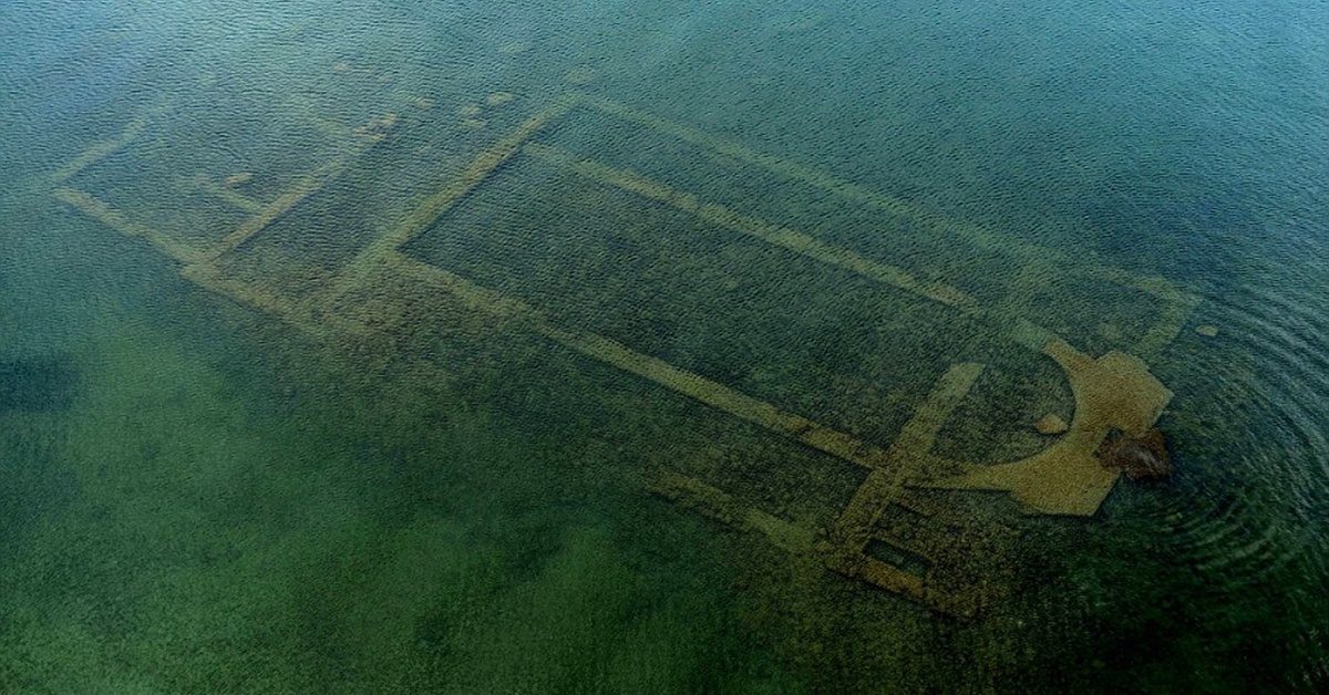 iglesia bajo un lago en Turquía