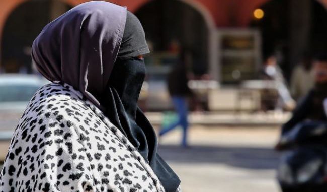 Mujer velada en Bruselas/partido islámico,elecciones Bélgica