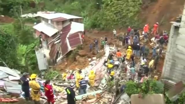 Un derrumbe nocturno causado por fuertes lluvias deja a 11 personas, incluidos cuatro niños muertos, en una ciudad del centro de Colombia