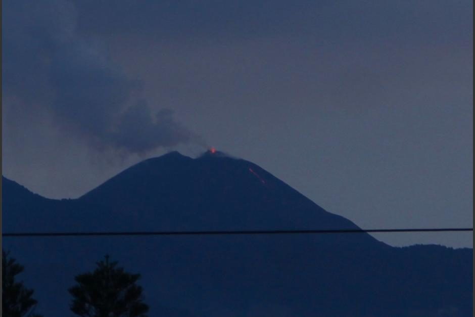 El volcán de Pacaya se mantiene en actividad y desde ciertos sectores de la capital se puede observar las erupciones.