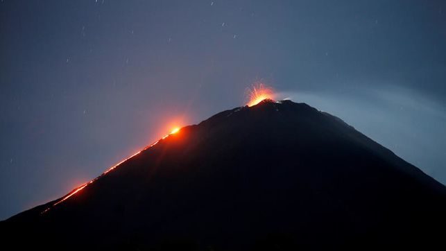 El volcán Pacaya de Guatemala tiene dos flujos de lava de hasta 250 metros