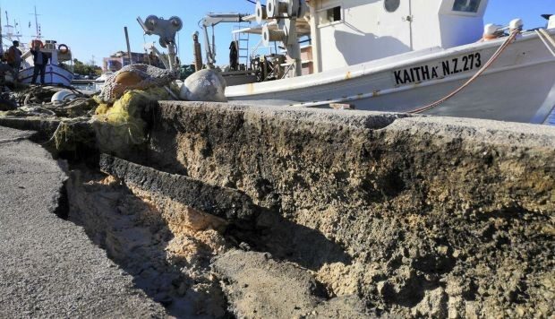 Esta imagen muestra el terreno agrietado en el puerto de Zante, después del poderoso terremoto de magnitud 6,4 del 26 de octubre.
