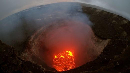 Lago de lava de la cumbre del volcán Kilauea en Hawái el 6 de mayo de 2018 cerca de Pahoa, Hawái.