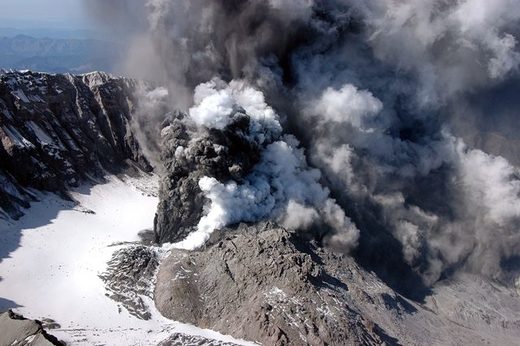 El humo y la ceniza se ven surgir del cráter del Monte St. Helens al entrar en erupción el 1 de octubre de 2004, Washington. La erupción duró unos 24 minutos.