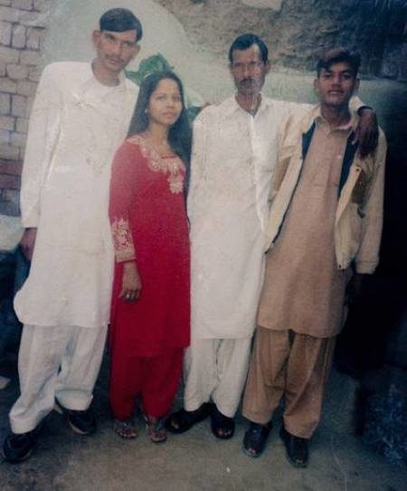 Asia Bibi (izquierda) junto a su familia REUTERS