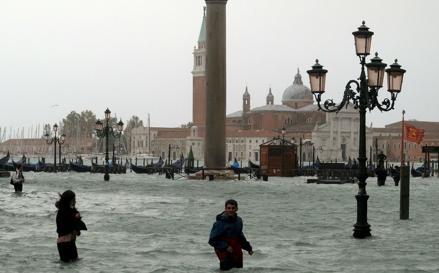 La gente camina en la inundada Plaza de San Marcos durante un período de marea estacional en Venecia, Italia, 29 de octubre de 2018.