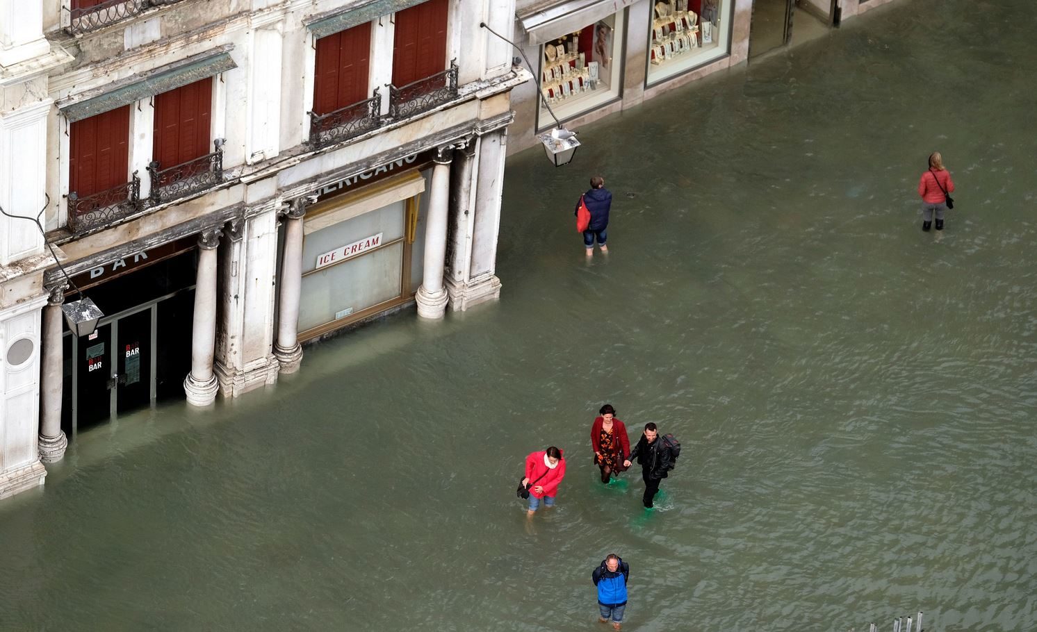 La gente camina en una inundada plaza de San Marcos durante un período de marea estacional en Venecia, Italia, 29 de octubre de 2018