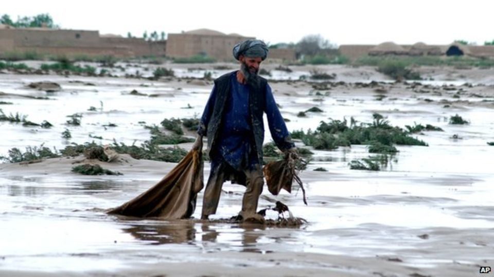 Hombre en área de inundación afgana