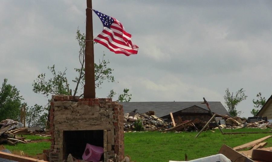 bandera EE.UU. y casa destrozada