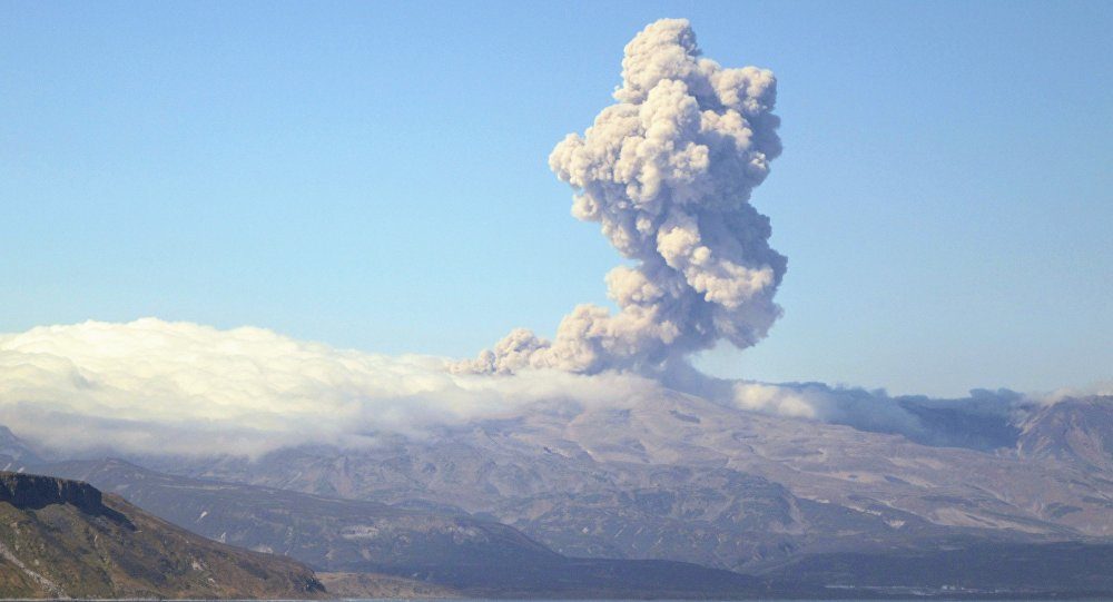 Vista de la erupción del volcán Ebeko, Severo-Kurilsk, Kamchatka en Rusia