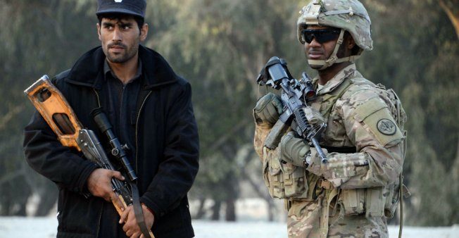 policía afgana, soldado estadounidense