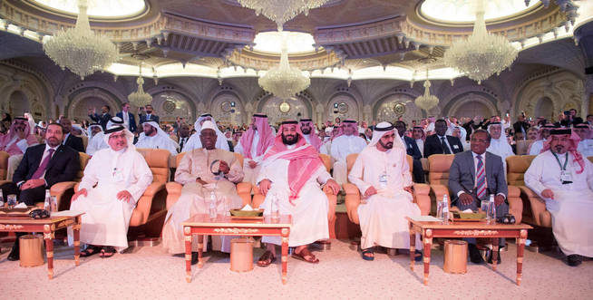 El príncipe saudí Bin Salman, en el centro, en un acto de Riad.