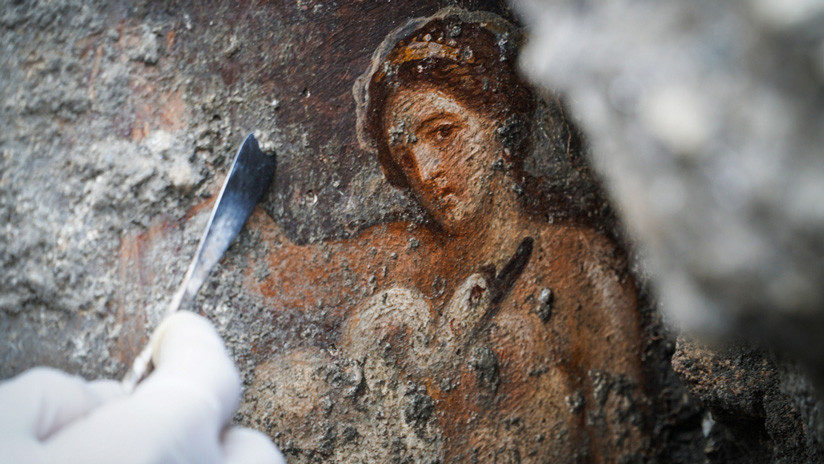 Hallan en Pompeya un fresco de la bella Leda seducida por el cisne