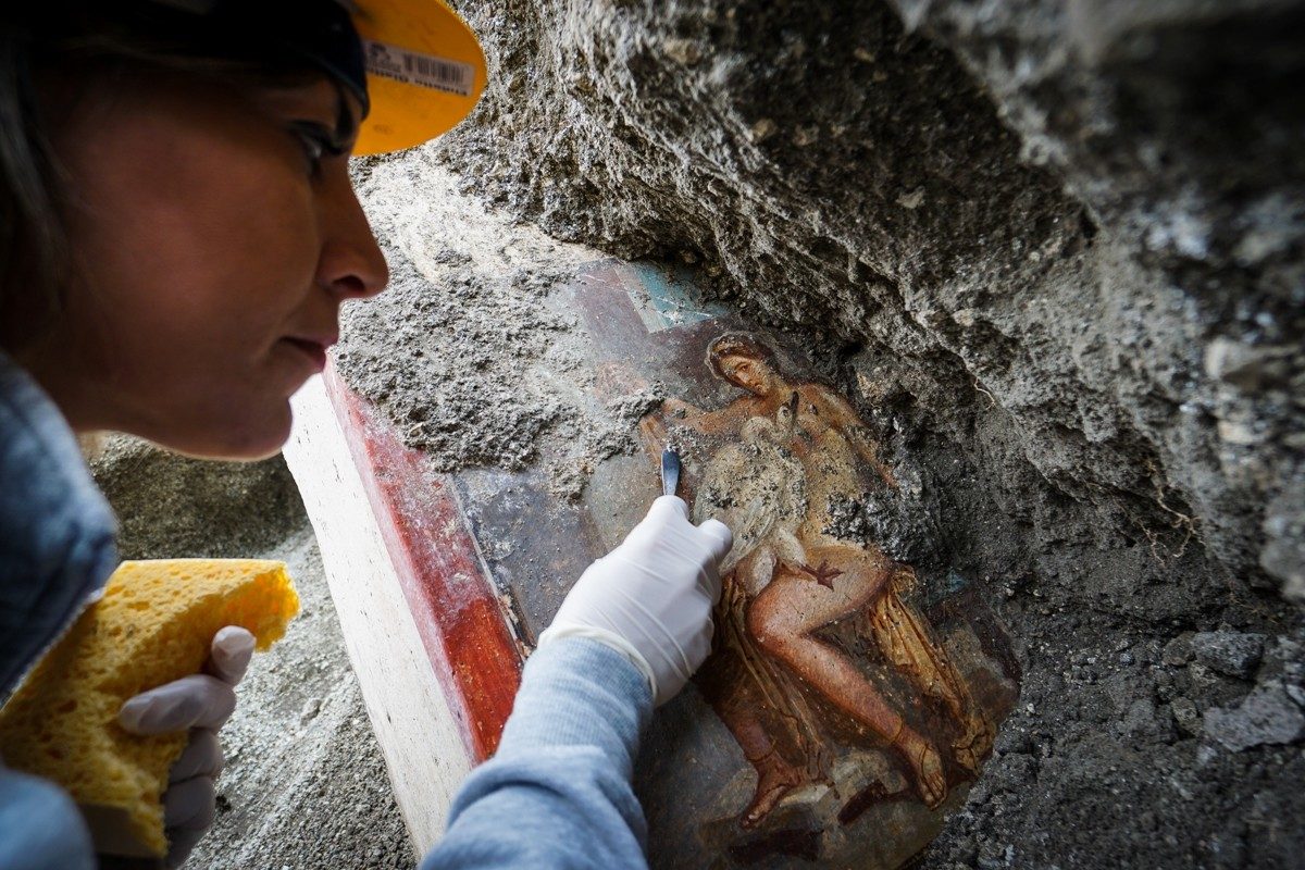 Hallan en Pompeya un fresco de la bella Leda seducida por el cisne