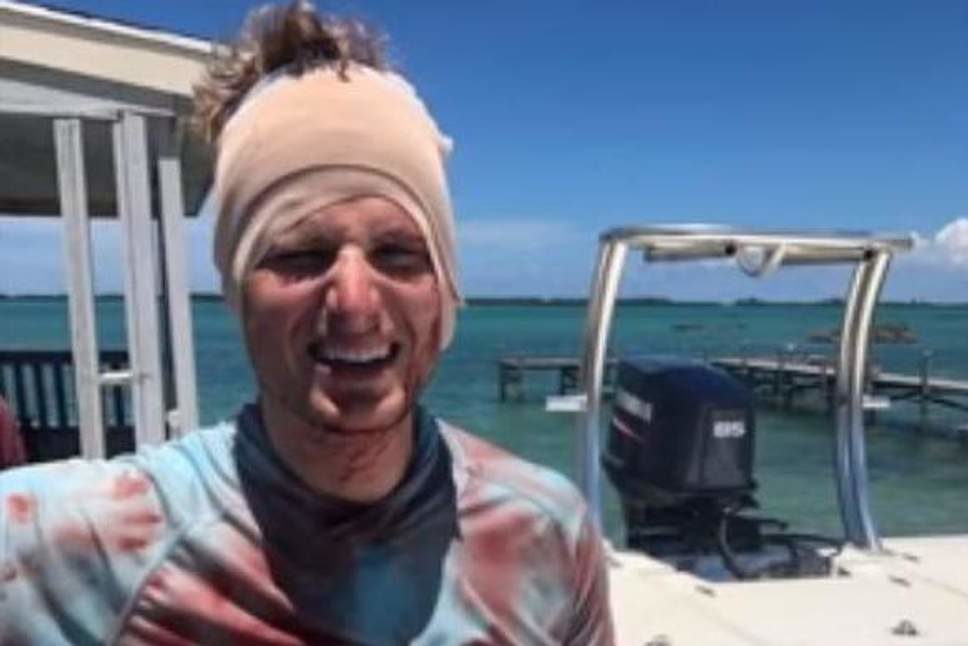 tiburón ataca a un pescador