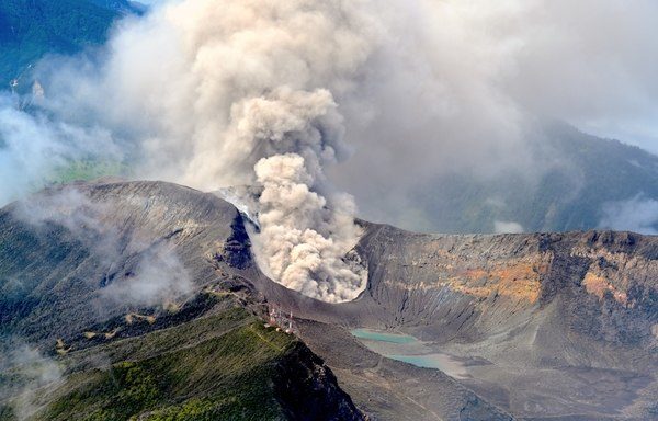 El sábado en la mañana desde un avión a 12,500 pies de altura se notaba la actividad eruptiva pasiva, que desde el jueves pasado se mantiene. Foto: Cortesía Federico Chavarria-Kopper