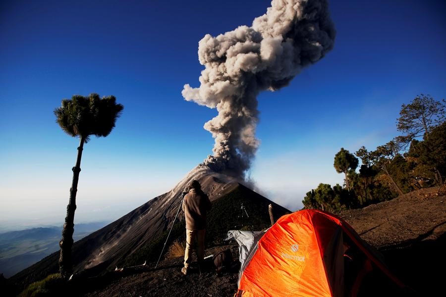 Fotografía del Volcán de Fuego con una columna de cenizas hoy, miércoles 28 de noviembre de 2018, desde un campamento una ladera del volcán de Acatenango.