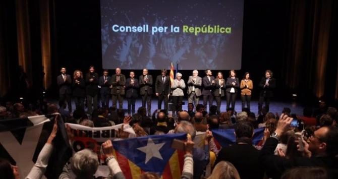 Torra y Puigdemont con varios miembros del Govern y líderes independentistas en Bruselas durante la presentación del Consell per la República