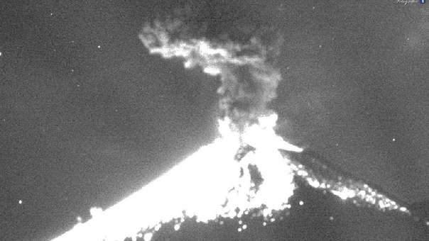 La explosión del volcán Popocatepetl se registró a las 23:22 hrs. local.