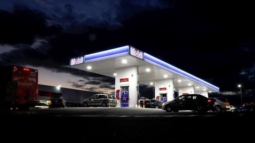estación gasolina Mobil petrol station