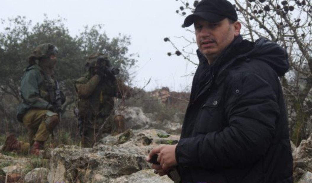 El reportero de Al Manar, Ali Sheaib y los soldados sionistas detrás de él