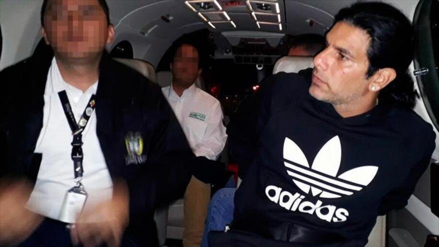 El detenido israelí, Assi Ben-Moosh (dcha.) en el vuelo que le trasladaba a los territorios ocupados palestinos tras su deportación de Colombia.