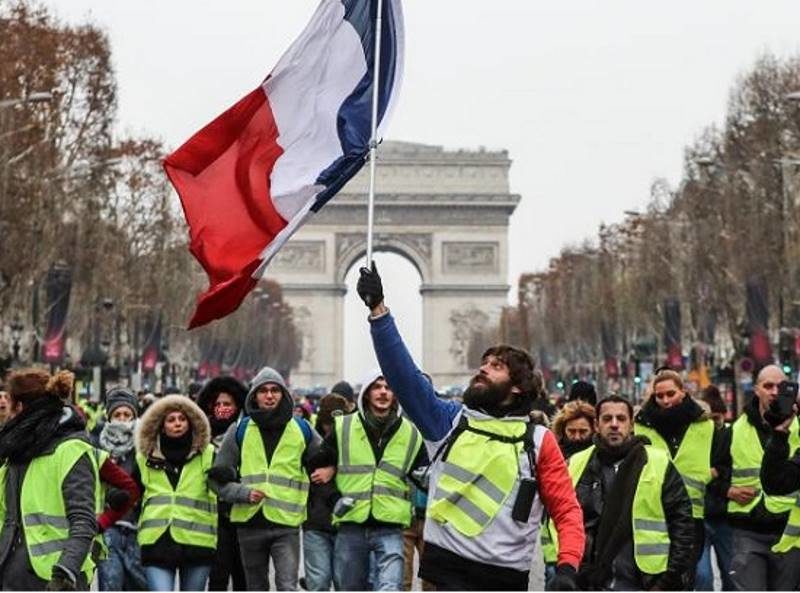 yellow vests flag paris