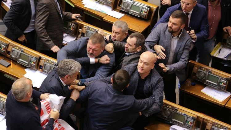 fist fight Ukraine parliament parlamento Ucrania pelea