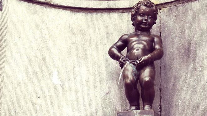 Manneken Pis orina Bruselas Brussels