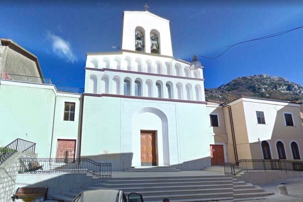cura asesinado a balazos,cura pedófilo