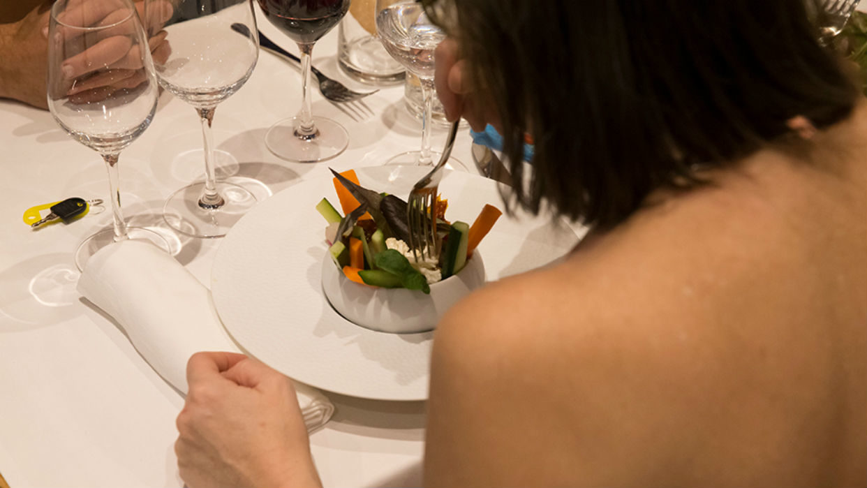 cierra restaurante nudista en París