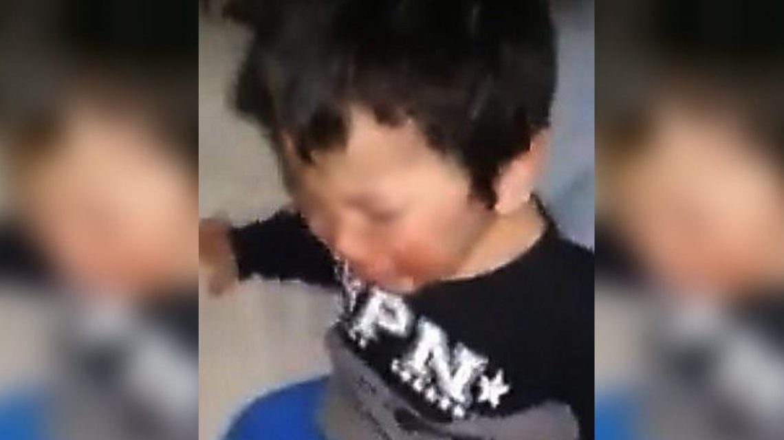 Se filmó dándole una paliza a su hijo de tres años y se lo envió a su ex marido