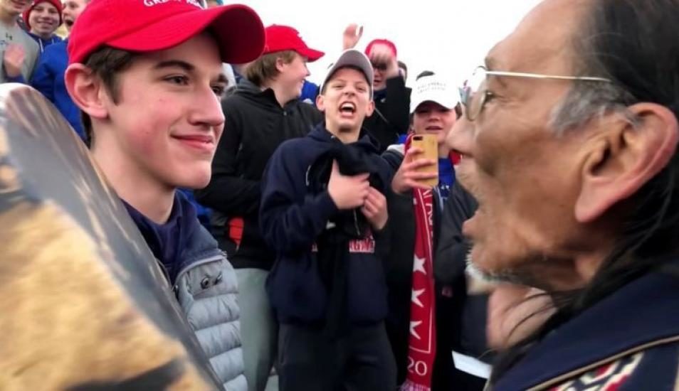 propaganda, jóvenes católicos al indígena Nathan Phillips