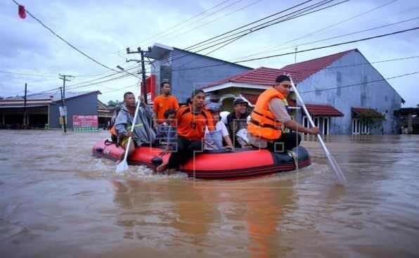 Voluntarios indonesios evacuando a varios residentes este miércoles en Makasar (Indonesia).