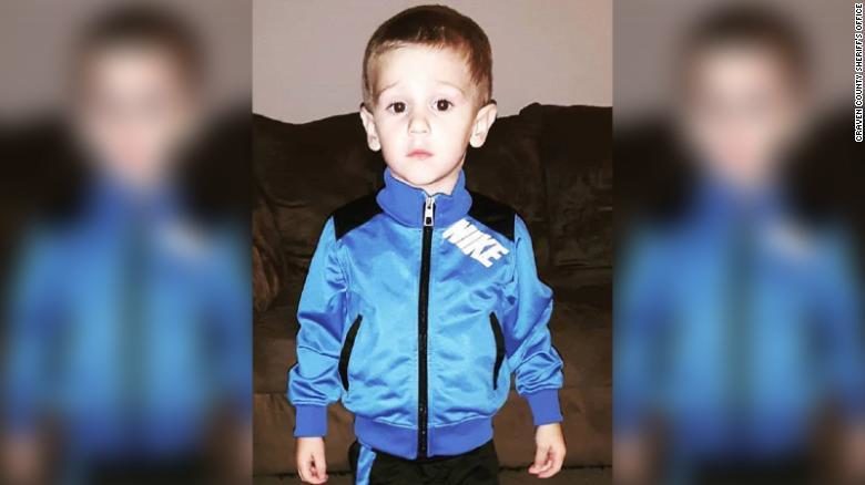 Casey Hathaway, de 3 años, estuvo desaparecido durante tres días hasta que fue encontrado atrapado entre arbustos.