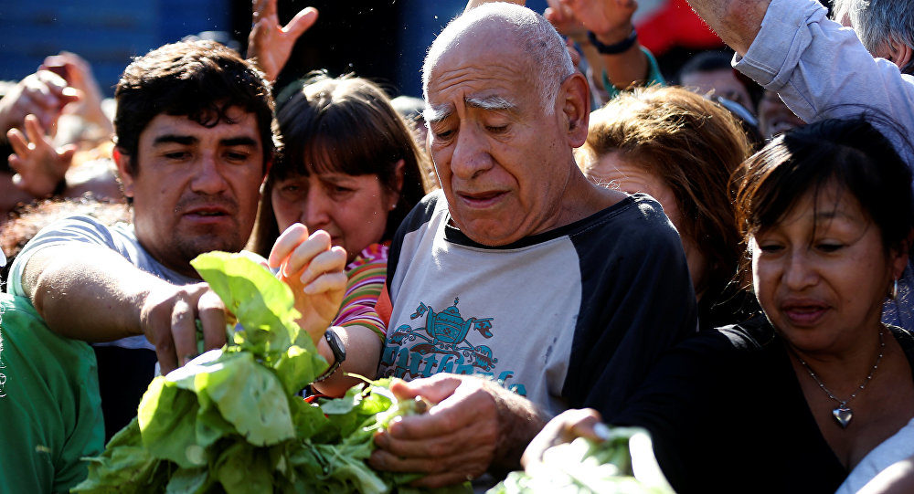 No es en Venezuela: filas de 200 metros por comida en pleno centro de Buenos Aires