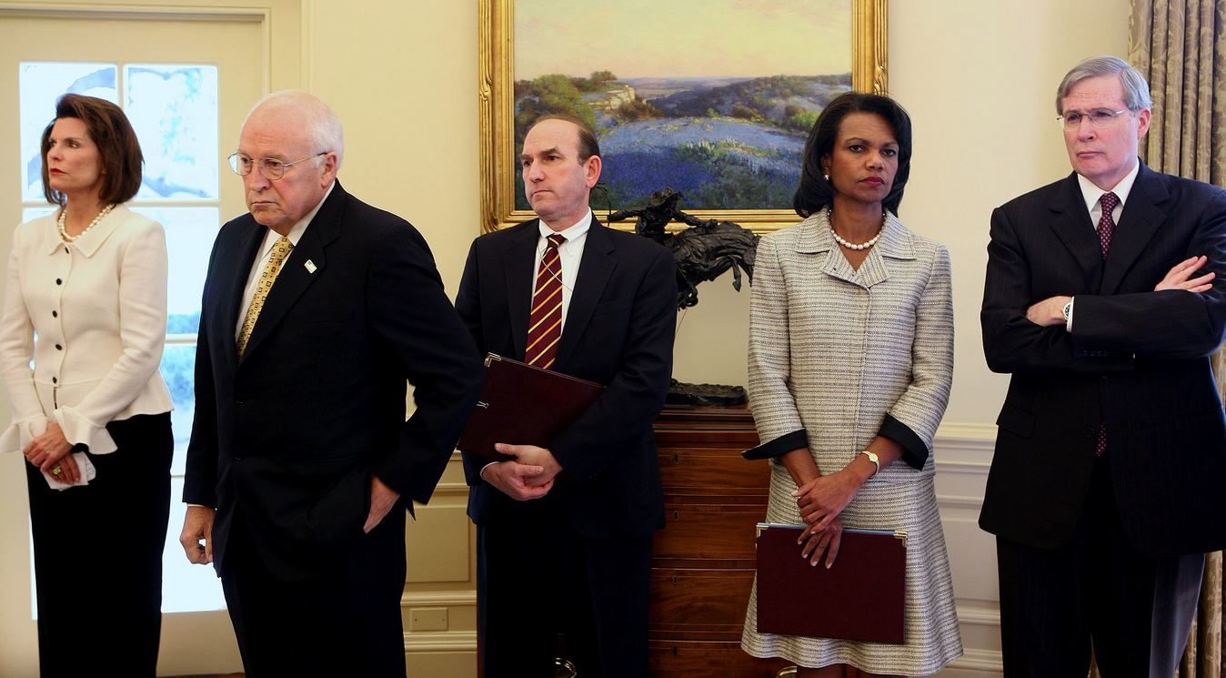 Nancy Brinker, Dick Cheney, Elliott Abrams, Condoleezza Rice y Stephen Hadley en la Oficina Oval cuando el entonces presidente George W. Bush se reúne con el líder del Parlame