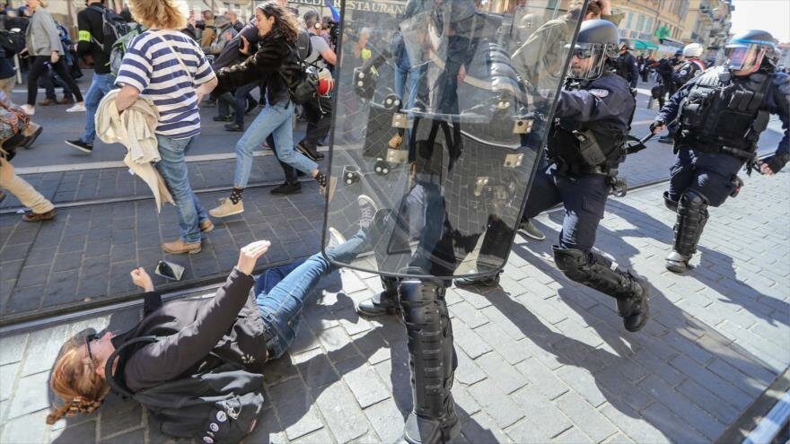 policía francesa French police demonstration