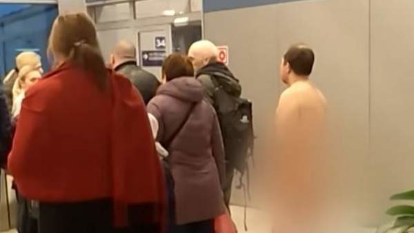 Un hombre trata de coger un vuelo desnudo asegurando que la ropa lo hacía 