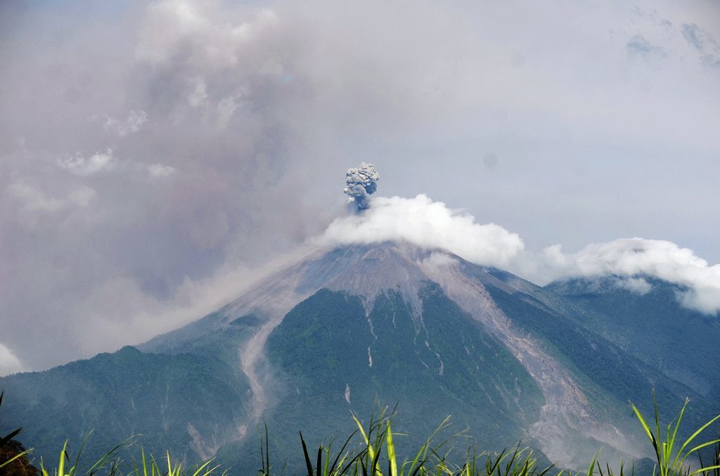 El volcán genera explosiones con retumbos moderados haciendo vibrar las viviendas cercanas.