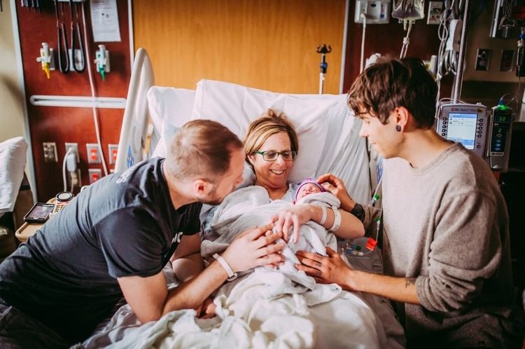 Mujer de 61 años dio a luz a la bebé de su hijo gay en Nebraska