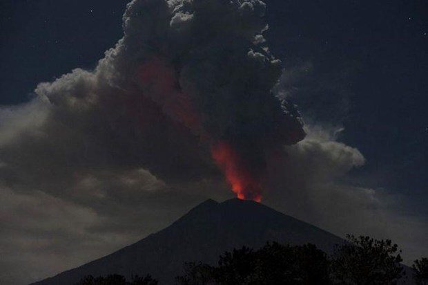 El volcán Agung en la isla indonesia de Bali.
